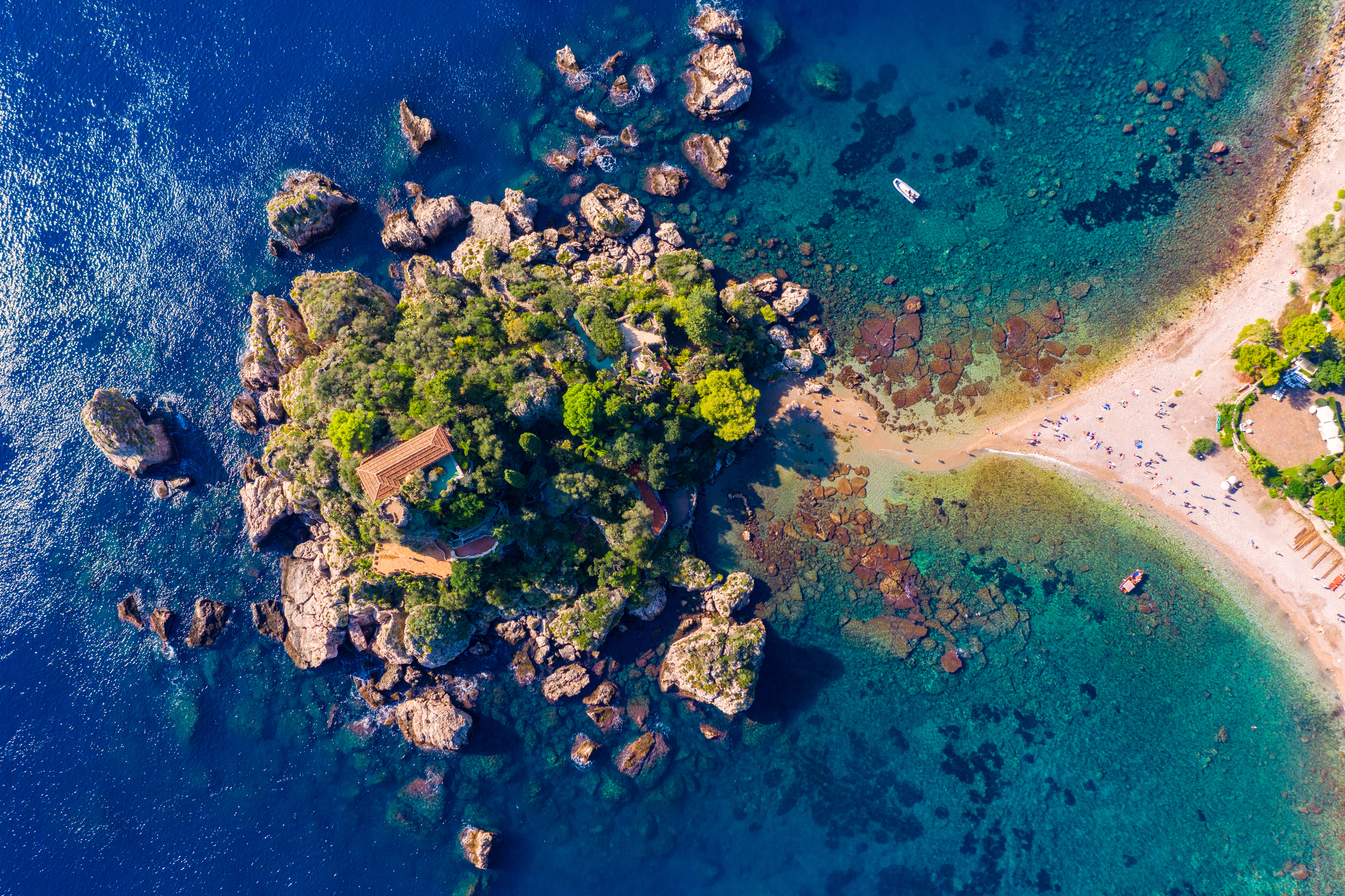 Les eaux turquoises de la mer en Sicile