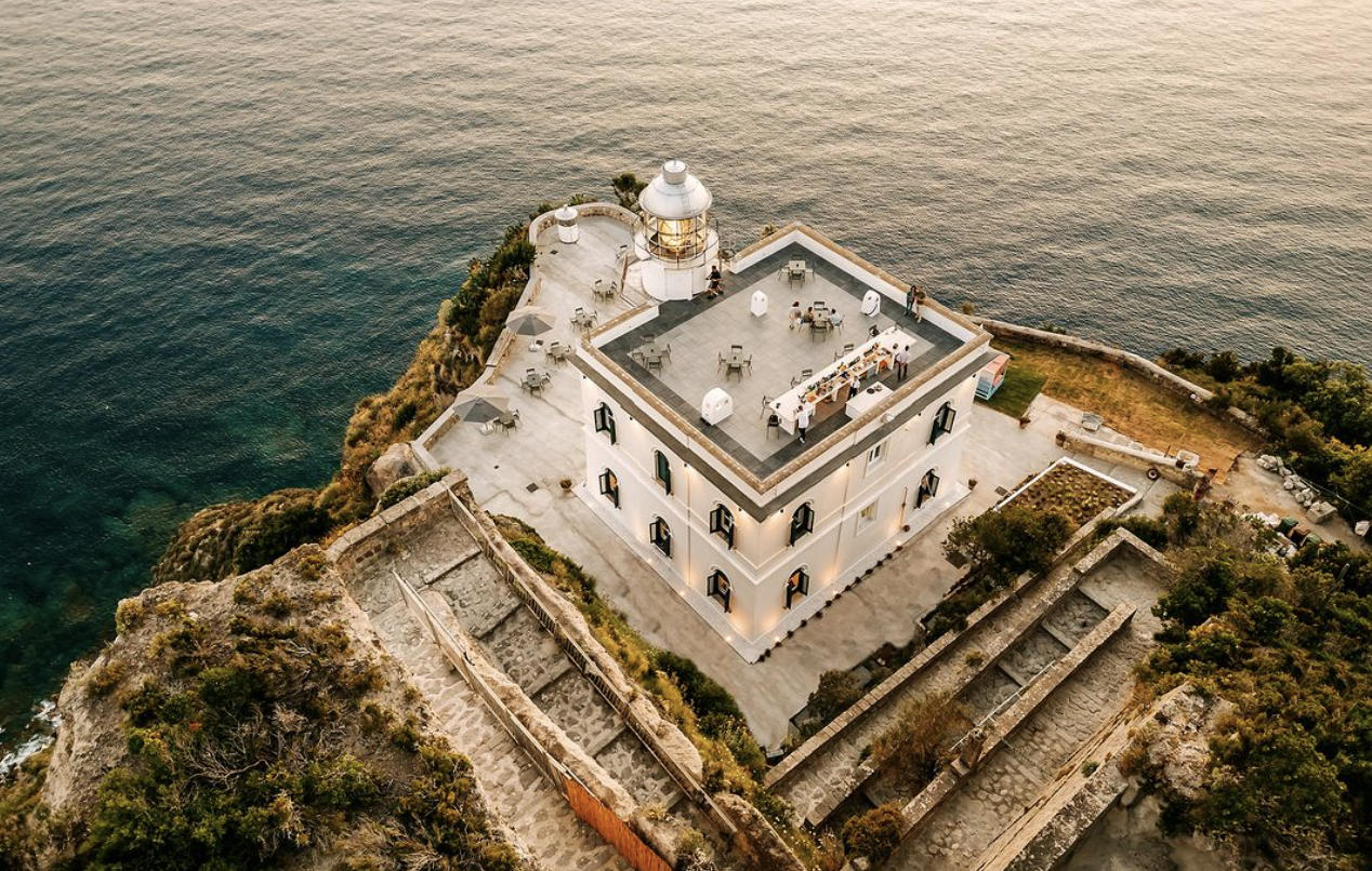 Vue plongeante sur un boutique hôtel lové dans un phare - Grazie Gigi