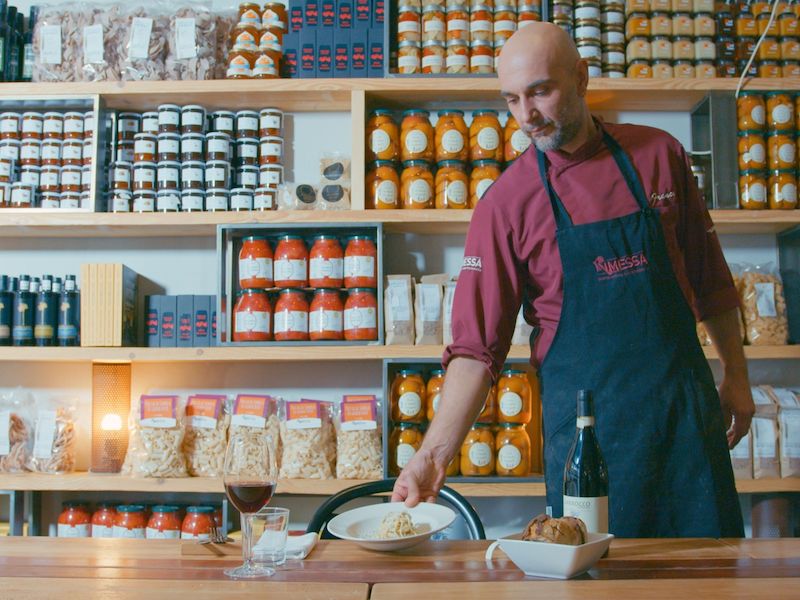  Le chef de la Rimessa Roscioli à Rome avec un plat de cacio e pepe - Grazie Gigi