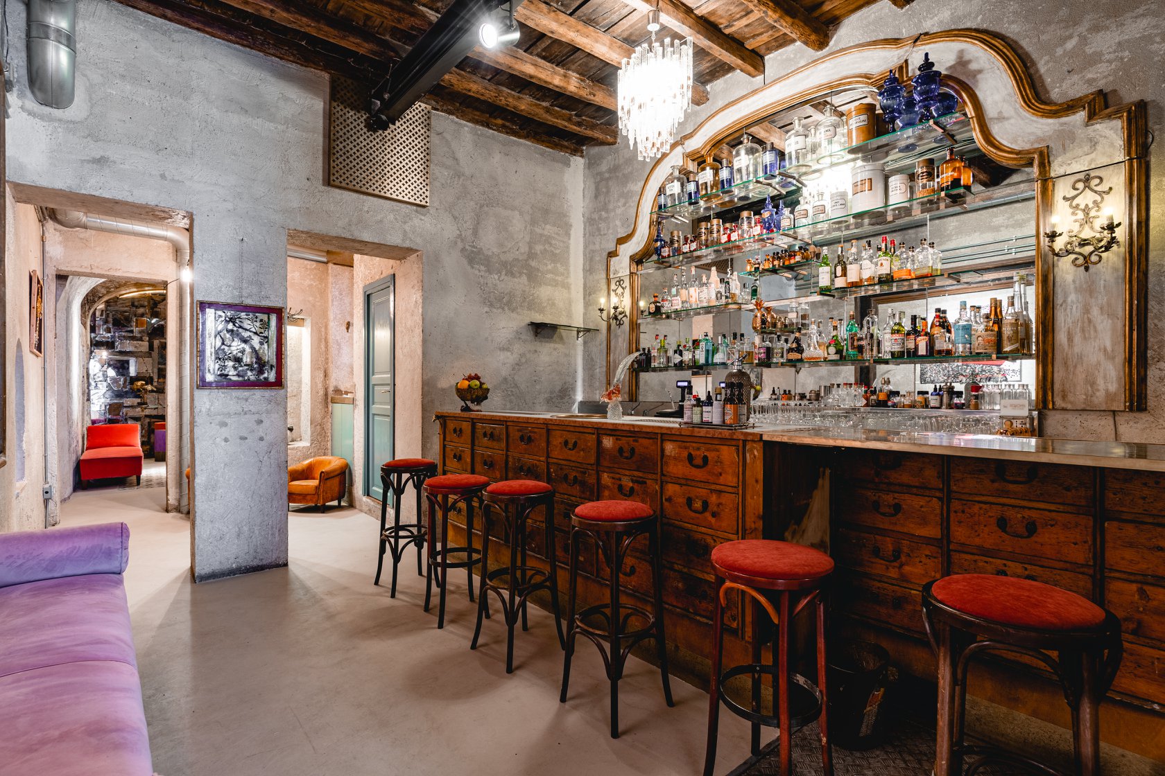 Bar secret dans une galerie d’art intime à Rome, Italie - Grazie Gigi