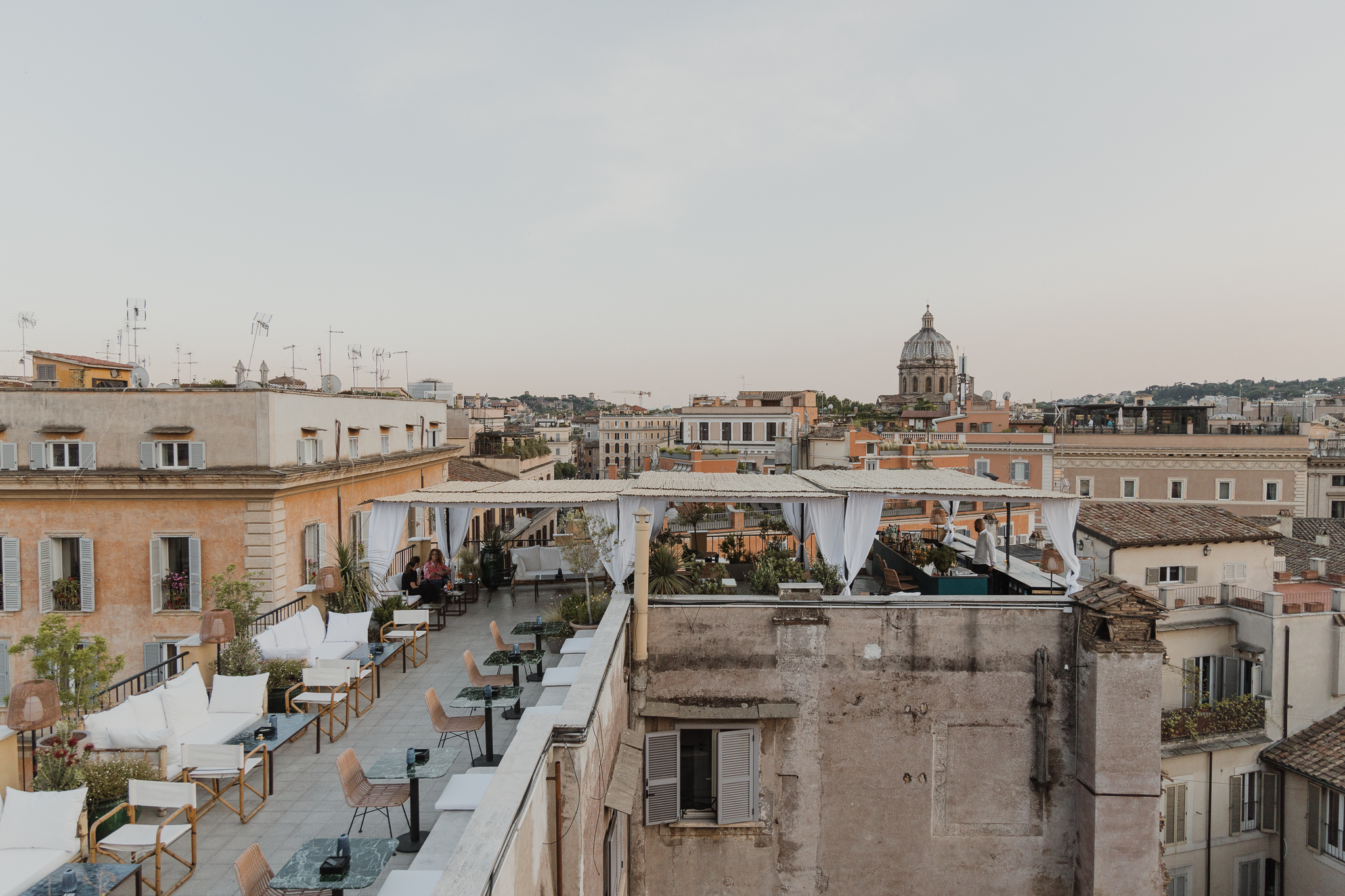 Petit-déjeuner pour deux servi sur une terrasse d’un hôtel à Rome, Italie - Grazie Gigi