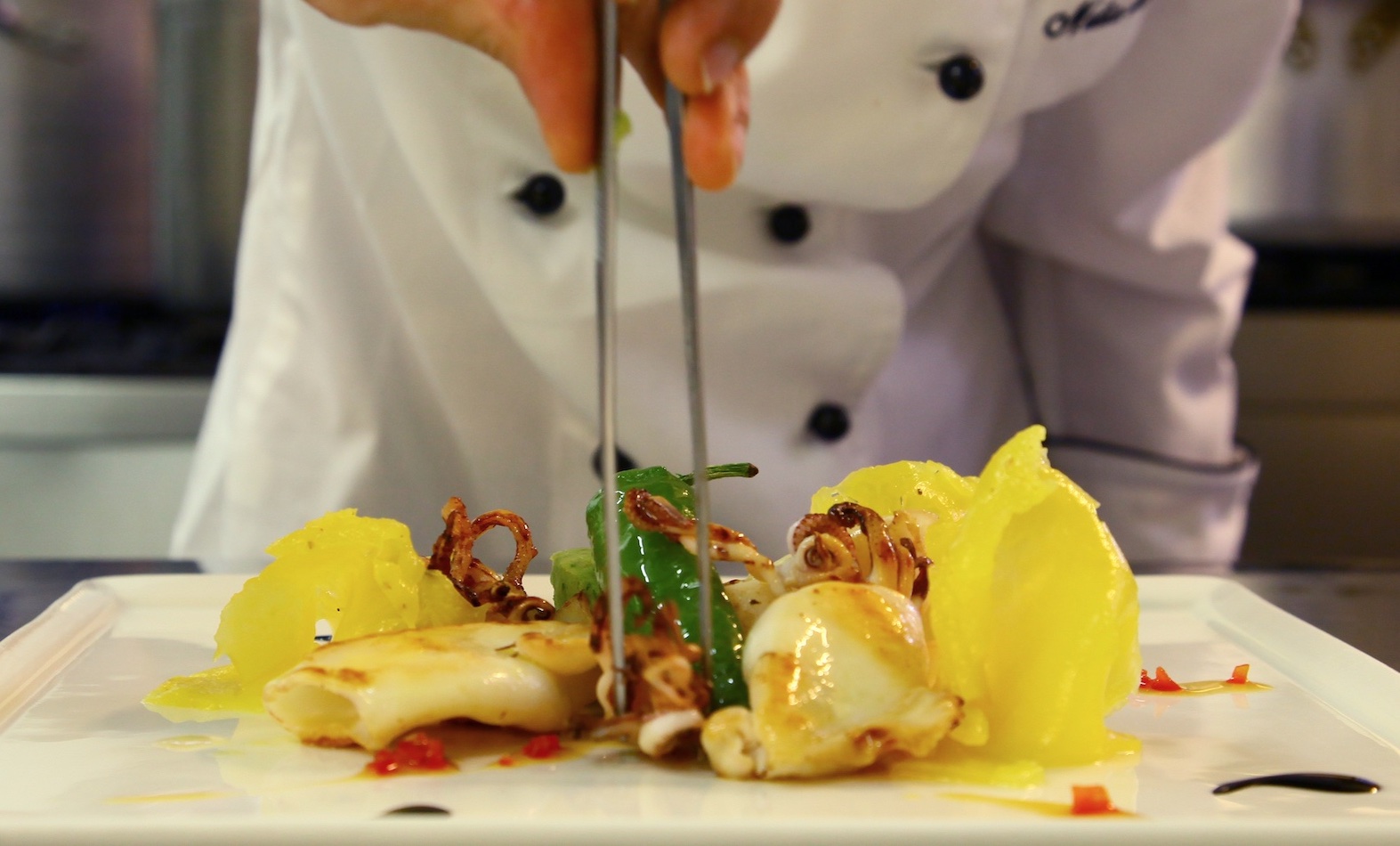 Chef cuisinier en train de préparer un plat de poisson à Venise - Grazie Gigi