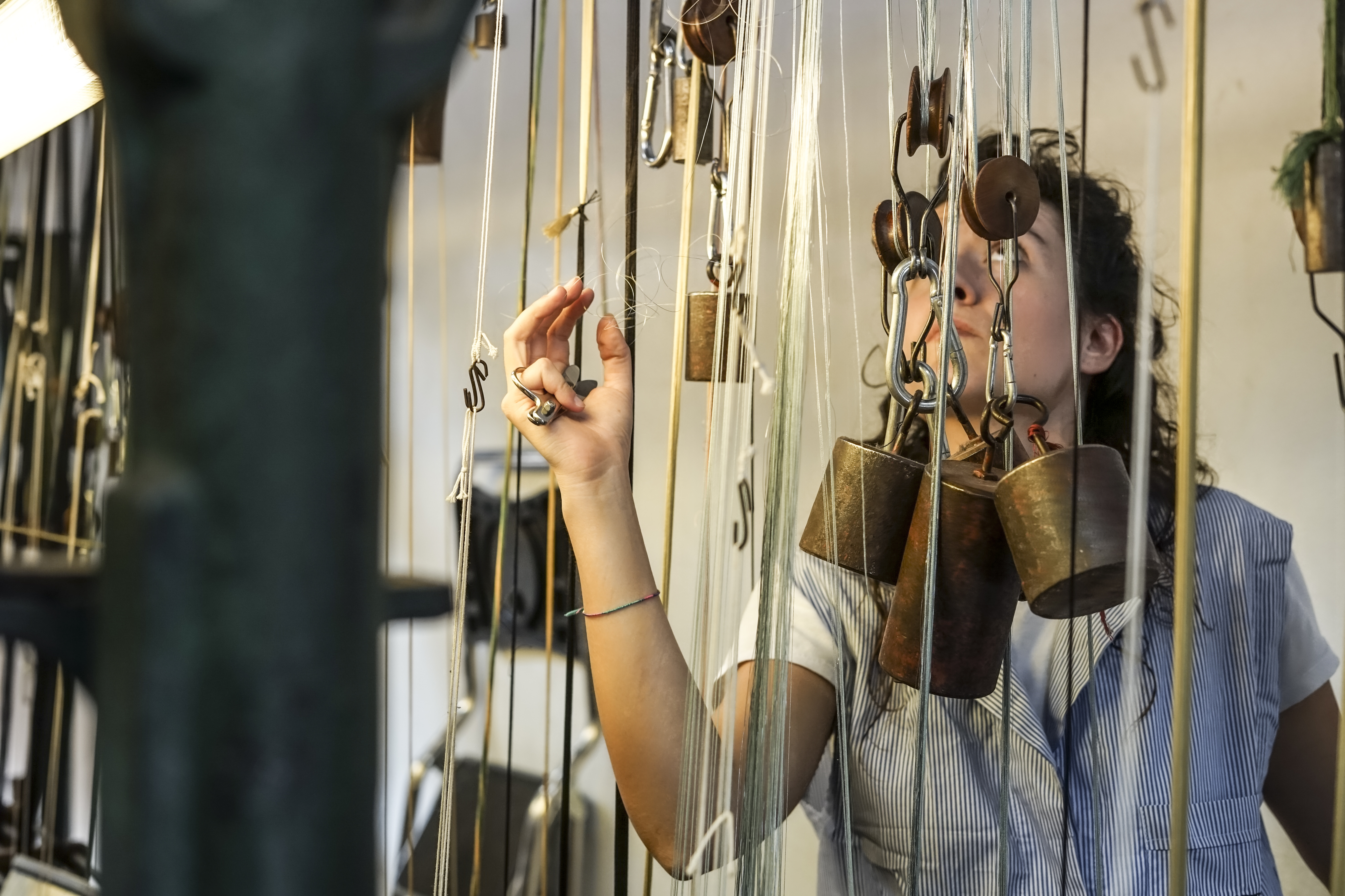 La délicatesse toute italienne de nos artisans tisserands à Florence. On dirait qu’elle joue de la harpe.