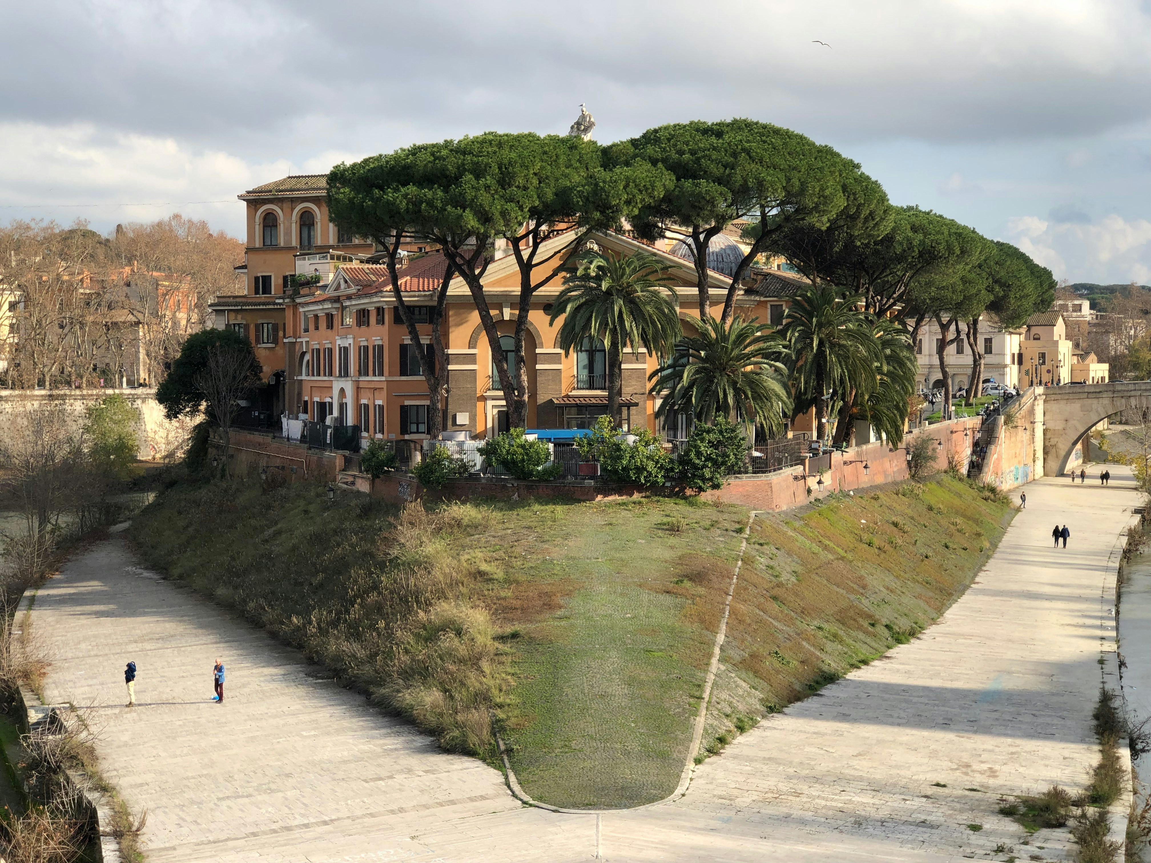 La tranquillité de l'île Tiberine à Rome, Italie - Grazie Gigi