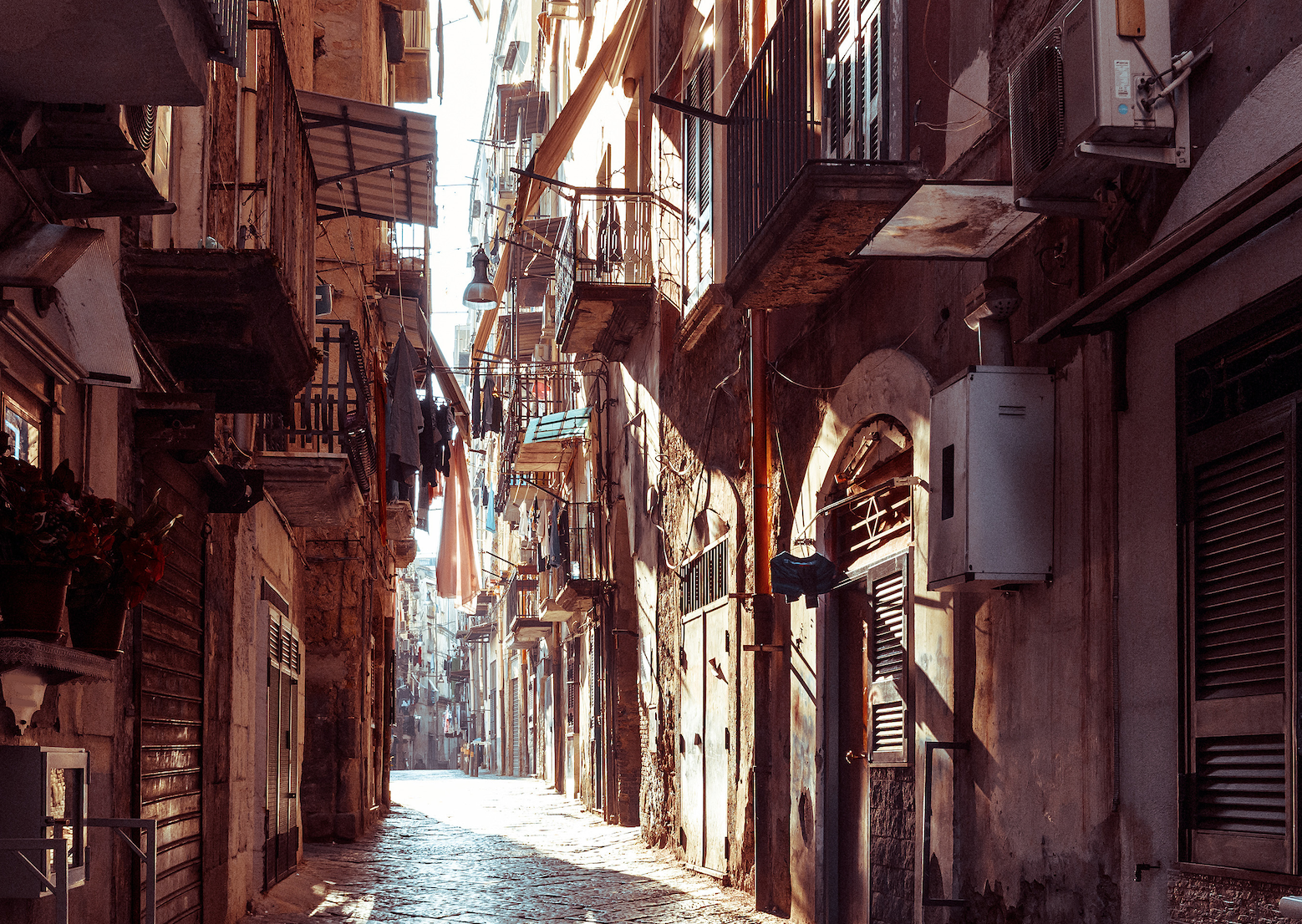 Une ruelle de Naples avec du linge suspendu - Grazie Gigi