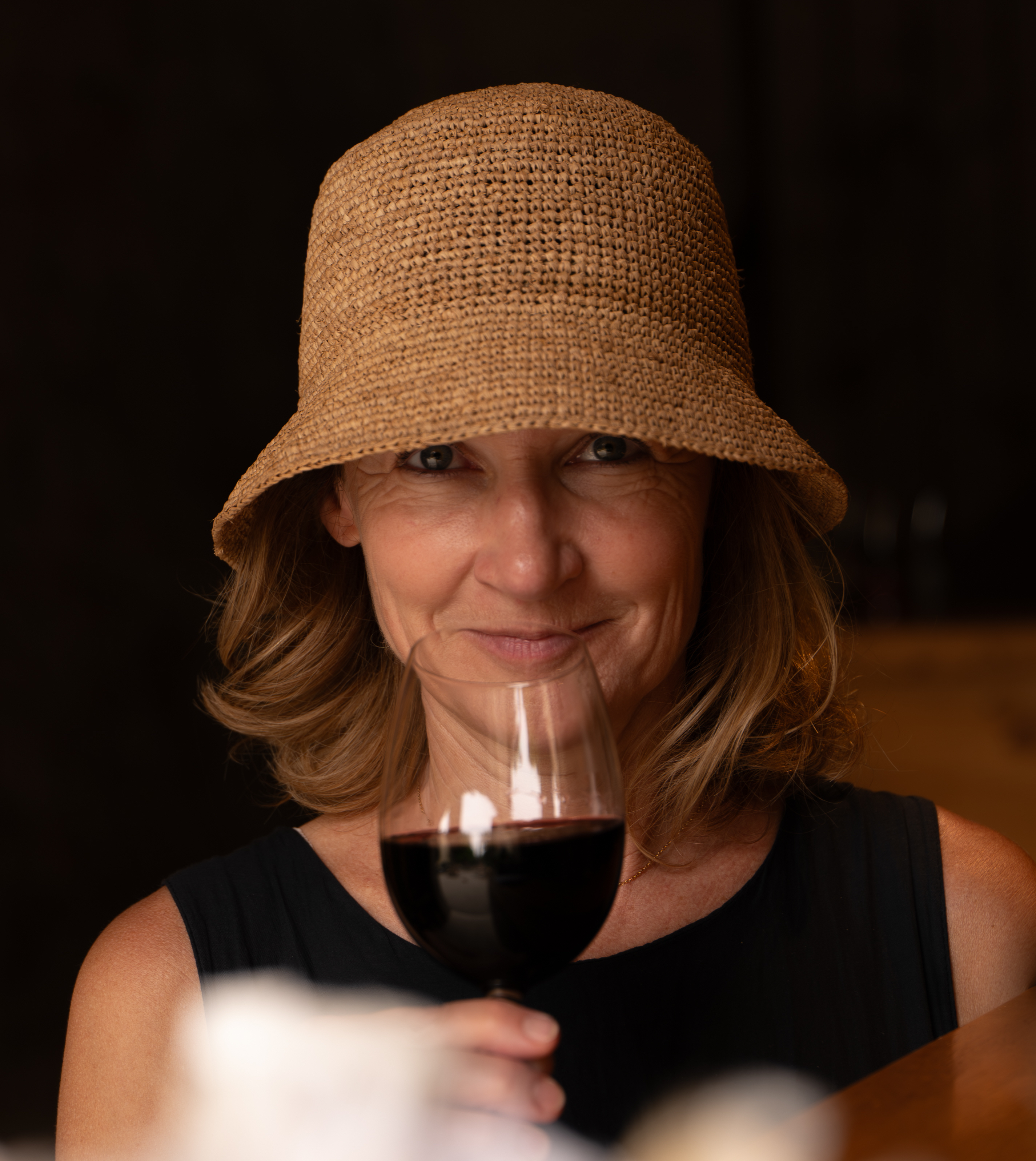 Claire qui sirote un Chianti classico en Toscane